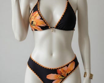 Bikini a triangolo floreale da donna | Costume da bagno due pezzi floreale nero e blu | Elegante bikini estivo con allacciatura al collo | Set da bagno da donna | Maison SOVA