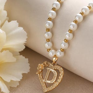 Collier Perles Blanches Initiale Lettre Coeur Doré Bijoux Personnalisé Cadeau Femme Ras de Cou Pendentif Lettre Prénom Chic