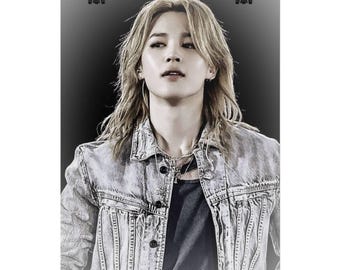 Op de afbeelding: Een poster met een portret van een persoon met halflang blond haar, gekleed in een lichtblauw spijkerjack over een donker shirt. De persoon draagt een gelaagde ketting en kleine oorringen. De achtergrond is een donkergrijze kleurverloop.