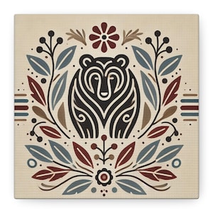 Könnte beinhalten: Quadratische Leinwandkunst mit einer stilisierten Illustration eines schwarzen Bären. Der Bär ist von einem symmetrischen Design aus blauen, braunen und burgunderfarbenen Blättern, Beeren und Blumen umgeben, vor einem beigen Hintergrund.