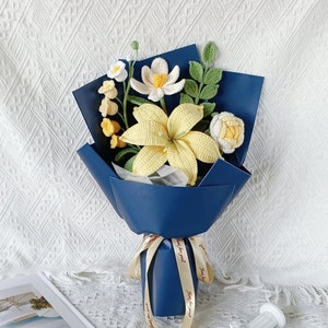 Häkelblumenstrauß, verpacktes Geschenk, Lilie, weißes Gänseblümchen, Rose, blau, unvergänglich, Abschlussfeier, Geburtstag, Freundin, Schwester, französisch farben