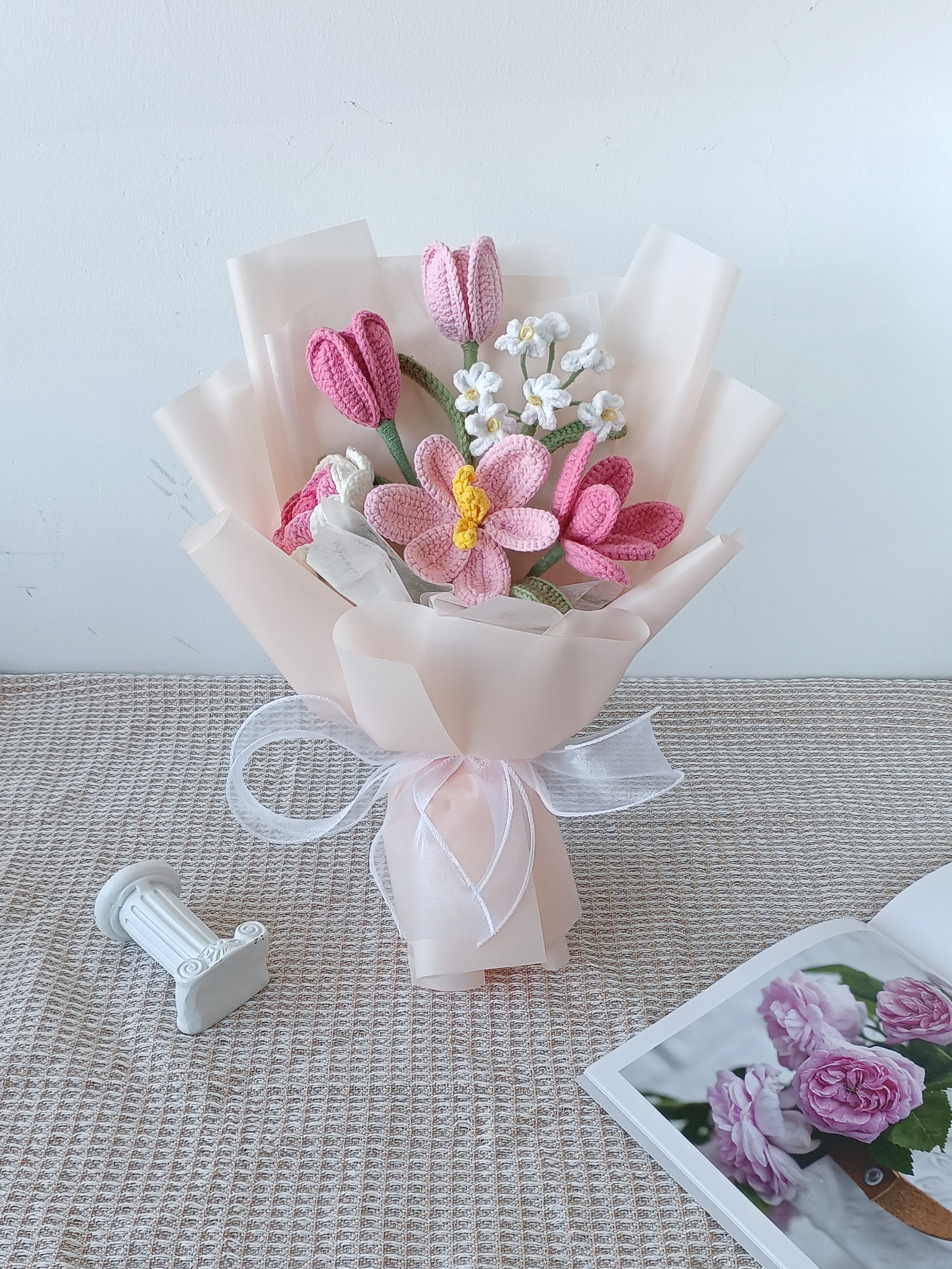 Gehäkelter Blumenstrauß, Tulpe, Rosa, Weiß, Lila, Blau, ewig, Abschluss, Geburtstag, Geschenk für Freundin, Schwester, Freundin, Liebe, Ostern