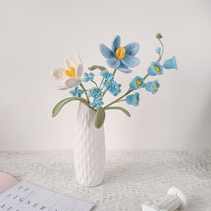 cohort flower, flower bouquet, cohort bouquet, tulip, blue, white, vibrant, long-stemmed, vase not included