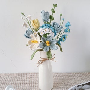 cohort flower, flower bouquet, cohort bouquet, tulip, blue, white, vibrant, long-stemmed, vase not included