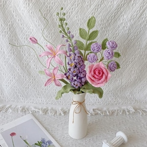 Gehäkelte Blumenstrauß, verpackt Geschenk, Gehäkeltes Delphinium, Sommer, Ewig, Geburtstag, Gehäkelter Rittersporn, Juli Geburt Blumenstrauß