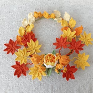 kranz, häkelblumen zirkus, häkelkranz, blumen zirkus, herbst, herbst, laub, ahorn, blätter, chrysantheme, orange, gelb, häkeln
