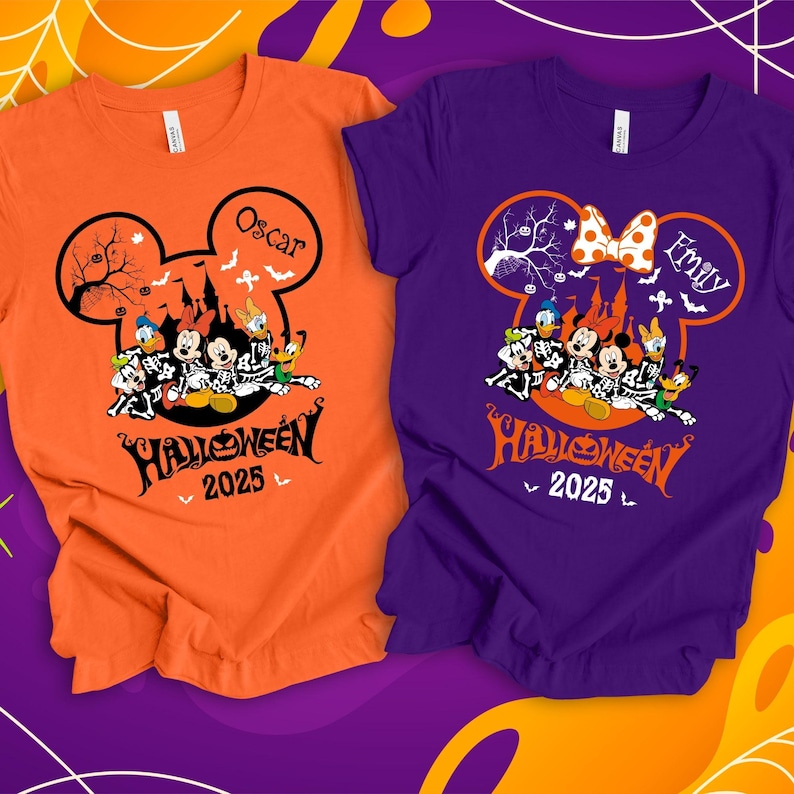 以下が含まれることがあります： ハロウィーンをテーマにした2枚のTシャツ。1枚はオレンジ色、もう1枚は紫です。どちらも、スケルトンのコスチュームを着たディズニーのキャラクターが描かれたミッキーマウスの頭のデザインが特徴です。オレンジ色のシャツには「Oscar」という名前、紫色のシャツには「Emily」という名前が書かれています。「Halloween 2025」の文字が下にあります。
