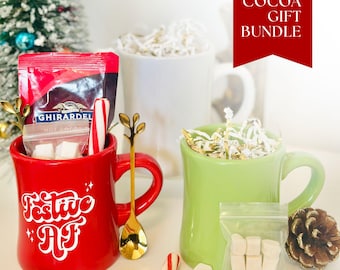 Presentset med varm chokladmugg, marshmallows och julpaket med varm choklad, presentpaket till jul, presentpaket med julgranskulor och festlig present till henne