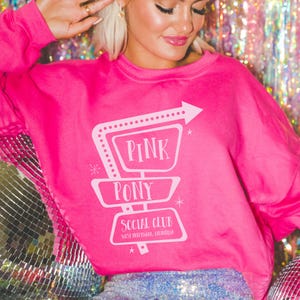 ピンク ポニー ソーシャル クラブ スウェットシャツ ピンク ポニー ガール クルーネック ミッドウェスト プリンセス T シャツ サフィック レズビアン スウェットシャツ プライド ミュージック スウェットシャツ 彼女へのギフト