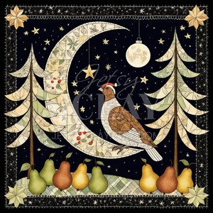 以下が含まれることがあります： 黒い星空を背景に、三日月に止まるヤマウズラが描かれた正方形の装飾プリント。月の両脇には2本の様式化された木が立ち、緑色のチェック柄の地面には8個の洋梨が並んでいる。吊り下げられたオーナメントも描かれている。