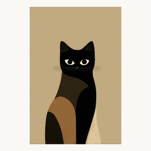 Könnte beinhalten: Ein vertikaler, rechteckiger Kunstdruck mit einer stilisierten Katzenillustration. Die Katze hat einen schwarzen Kopf und Brustbereich sowie dunkelbraune, hellbraune und cremefarbene Flecken auf dem Körper. Sie hat große, weiße Augen.