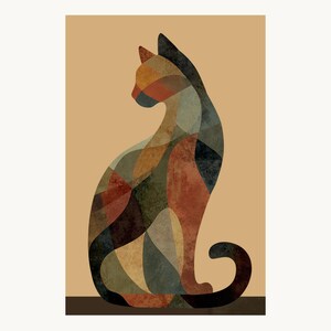 Puede incluir: Una lámina de arte mural rectangular vertical que muestra un gato estilizado de perfil. El gato está compuesto por formas geométricas superpuestas en tonos apagados de naranja óxido, verde oliva, gris carbón y crema sobre un fondo beige claro.