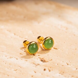 Naturalne zielone okrągłe kolczyki z jadeitu, delikatna minimalistyczna oprawa ze złota vermeil 18k, prezent w stylu boho na ślub, urodziny i ukończenie szkoły dla niej