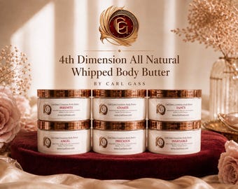 Puede incluir: Una disposición de seis frascos de 4th Dimension All Natural Whipped Body Butter, apilados sobre una superficie de terciopelo burdeos. Cada frasco tiene una tapa dorada y una etiqueta con un nombre diferente: Serenity, Chaste, Fancy, Angel, Precious e Insatiable.