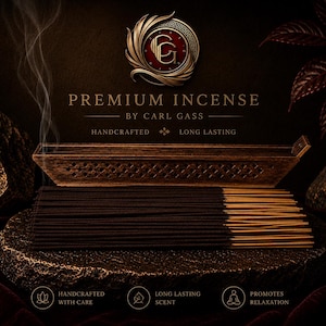 Può includere: Un'immagine di bastoncini di incenso premium con un supporto in legno. Il testo recita "PREMIUM INCENSE BY CARL GASS", "HANDCRAFTED" e "LONG LASTING". L'incenso è presentato su una superficie strutturata, marrone scuro.
