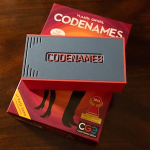 Codenames Reisebehälter