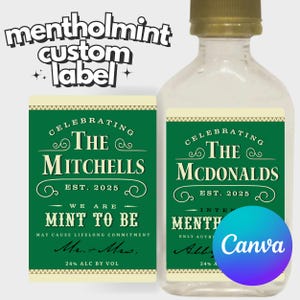 Könnte beinhalten: Klare Glasflasche mit goldenem Verschluss und individuellem Etikett. Das Etikett ist grün mit weißem Text, der lautet: "Celebrating The Mitchells Est. 2025 We Are Mint To Be Mr. & Mrs. May Cause Lifelong Commitment 24% Alc By Vol."