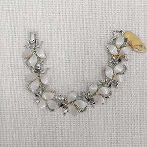 Vintage Fashion Silvertone and white Lucite flowers bracelet 7&quot; 1960s style