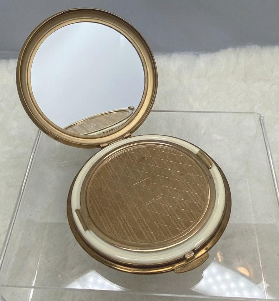 Elegance DELUXE 彫金コンパクト 菊 レトロ プレストパウダー容器