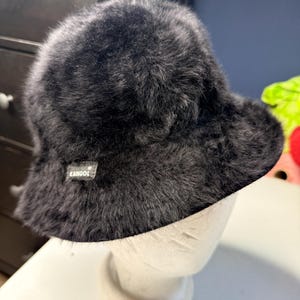 K&ouml;nnte beinhalten: Ein Set aus drei Keramikbechern mit gesprenkelter, matter Oberfl&auml;che. Die Becher sind in den Farbt&ouml;nen Creme, Hellgrau und Dunkelgrau gehalten. Jeder Becher hat ein schlichtes, minimalistisches Design und einen abgerundeten Henkel.