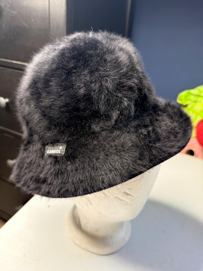 K&ouml;nnte beinhalten: Ein Set aus drei Keramikbechern mit gesprenkelter, matter Oberfl&auml;che. Die Becher sind in den Farbt&ouml;nen Creme, Hellgrau und Dunkelgrau gehalten. Jeder Becher hat ein schlichtes, minimalistisches Design und einen abgerundeten Henkel.