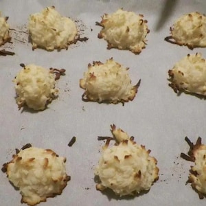 25 Homemade Coconut Macaroons