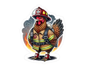 Pode incluir: Um galo de desenho animado vestindo um capacete de bombeiro vermelho e um uniforme de bombeiro amarelo e preto. O galo está em pé em frente a um fundo de chamas e fumaça.