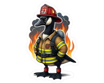 Pode incluir: Um adesivo com um ganso de desenho animado vestido de bombeiro. O ganso usa um capacete vermelho com o número 23, uma jaqueta bege com listras amarelas e uma mochila preta. Chamas e fumaça no fundo.