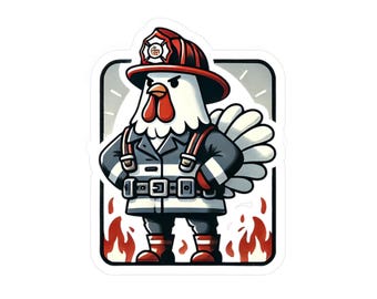 Pode incluir: Uma ilustração de desenho animado de um galo vestindo um capacete e uniforme de bombeiro, em pé na frente das chamas. O galo tem uma expressão determinada no rosto e está com as mãos na cintura.