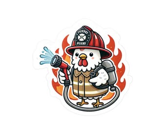 Pode incluir: Uma ilustração de desenho animado de um frango branco vestindo um capacete de bombeiro vermelho com as palavras "MARIN FIRE" nele. O frango está segurando uma mangueira de água e está em pé na frente de uma chama vermelha e laranja.