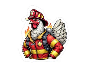 Pode incluir: Um galo branco vestindo um capacete de bombeiro vermelho e um uniforme de bombeiro vermelho e amarelo com uma mochila preta. O galo tem uma crista e barbelas vermelhas. O galo está em pé sobre um fundo branco.