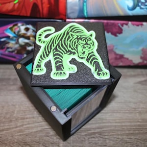 Ygra, Eater of All - Magnetic Commander Showcase Deck Box