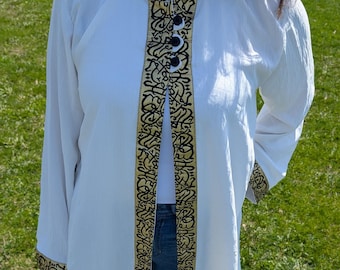 Elegant Kaftan Abaya: Gold Arabic Calligraphy Trim