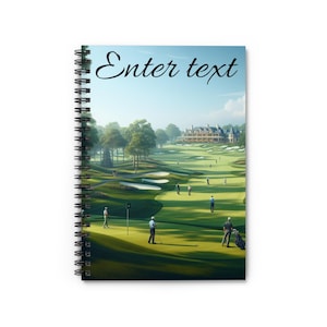 Può includere: Quaderno a spirale con una scena di campo da golf e il testo "Enter text". L'immagine mostra i golfisti su un campo verde con un grande edificio sullo sfondo. Il quaderno ha una rilegatura a spirale nera.