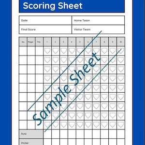 Puede incluir: Una hoja de anotación de béisbol con un borde azul y el título "BASEBALL Scoring Sheet" en la parte superior. La hoja incluye secciones para la fecha, los equipos y las estadísticas de los jugadores, con una marca de agua "Sample Sheet" en el medio.