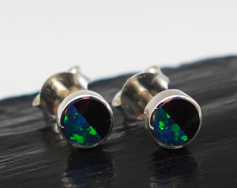 Pendientes pequeños Whitby Jet y media luna de ópalo verde plata