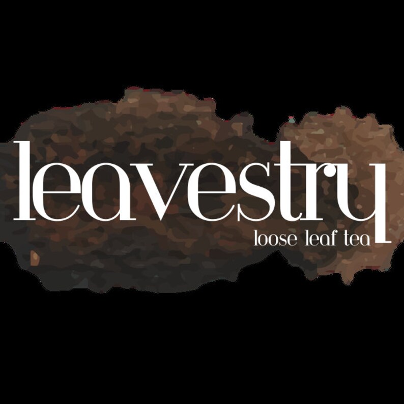 Op de afbeelding: Een logo voor een thee bedrijf genaamd "leavestry" met de tagline "loose leaf tea" in witte tekst op een bruine achtergrond.
