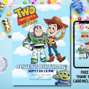 Könnte beinhalten: Eine hellblaue Geburtstagseinladung mit Buzz Lightyear und Woody aus Toy Story. Die Einladung lautet "Two Infinity and Beyond" und "Oliver's Birthday". Ein Smartphone zeigt eine passende Dankeskarte. Inklusive einer kostenlosen Dankeskarte.