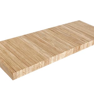 Op de afbeelding: Een lange, rechthoekige houten plank gemaakt van dunne, gestapelde latten hout. De plank is lichtbruin van kleur en heeft een natuurlijke hout afwerking.