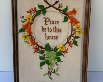 Vintage gerahmte Crewel-Stickerei-Wandkunst, Frieden sei zu diesem Haus, Blumenhäkelarbeiten, Cottagecore-Dekor, rustikale Bauernhaus-Wandbehang