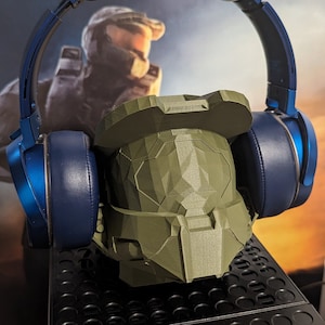 Halo Master Chief Headphone Stand: Gamer Desk Decor