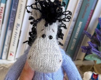Modello di cavallo lavorato a maglia. Cavallo lavorato a maglia amigurumi.