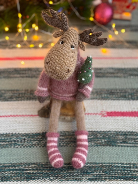 Christmas moose. Knitting pattern. Knitting deer.
