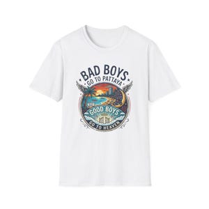 Könnte beinhalten: Weißes T-Shirt mit einem farbenfrohen Grafikdesign. Der Aufdruck zeigt den Text "BAD BOYS GO TO PATTAYA" und "GOOD BOYS GO TO HEAVEN", sowie eine Strandlandschaft, eine Skyline und Flügel.