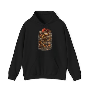 Könnte beinhalten: Schwarzer Kapuzenpullover mit detaillierter Grafik eines goldenen Drachen, einer roten Sonne und einer Pagode. Das Design umfasst komplizierte Blumen- und Wolkenelemente. Der Hoodie hat eine Kängurutasche und eine Kapuze mit Kordelzug.