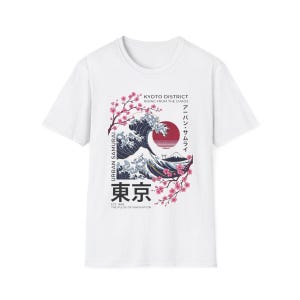 Könnte beinhalten: Weißes T-Shirt mit japanisch inspiriertem Design. Die Grafik zeigt eine stilisierte Welle, eine rote Sonne und Kirschblüten. Text enthält "Kyoto District", "Urban Samurai" und japanische Schriftzeichen. Rundhalsausschnitt.