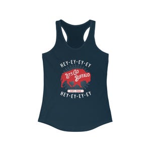 Op de afbeelding: Marineblauwe racerback tanktop met een rode afbeelding met de tekst "Let's Go Buffalo" met een buffelsilhouet en de tekst "Est. 1960". De tekst "HEY-EY-EY-EY" staat boven en onder de afbeelding.