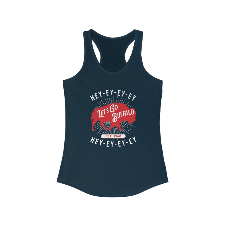 Op de afbeelding: Marineblauwe racerback tanktop met een rode afbeelding met de tekst "Let's Go Buffalo" met een buffelsilhouet en de tekst "Est. 1960". De tekst "HEY-EY-EY-EY" staat boven en onder de afbeelding.