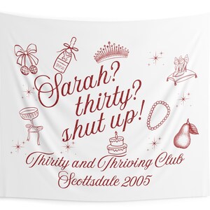 Może przedstawiać: Biała tapiseria z czerwonym tekstem, kt&oacute;ry brzmi "Sarah? trzydzieści? zamknij się!" i "Thirty and Thriving Club Scottsdale 2005". Tapiseria zawiera r&oacute;żne ilustracje, w tym koronę, butelkę szampana, parę szpilek, ciasto, gruszkę i naszyjnik.