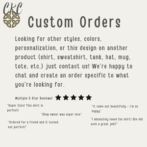 Op de afbeelding: Cr&egrave;mekleurige afbeelding met de tekst "Custom Orders" en informatie over aangepaste bestellingen voor producten zoals shirts en sweatshirts. Bevat klantbeoordelingen en een Keltisch knooplogo.